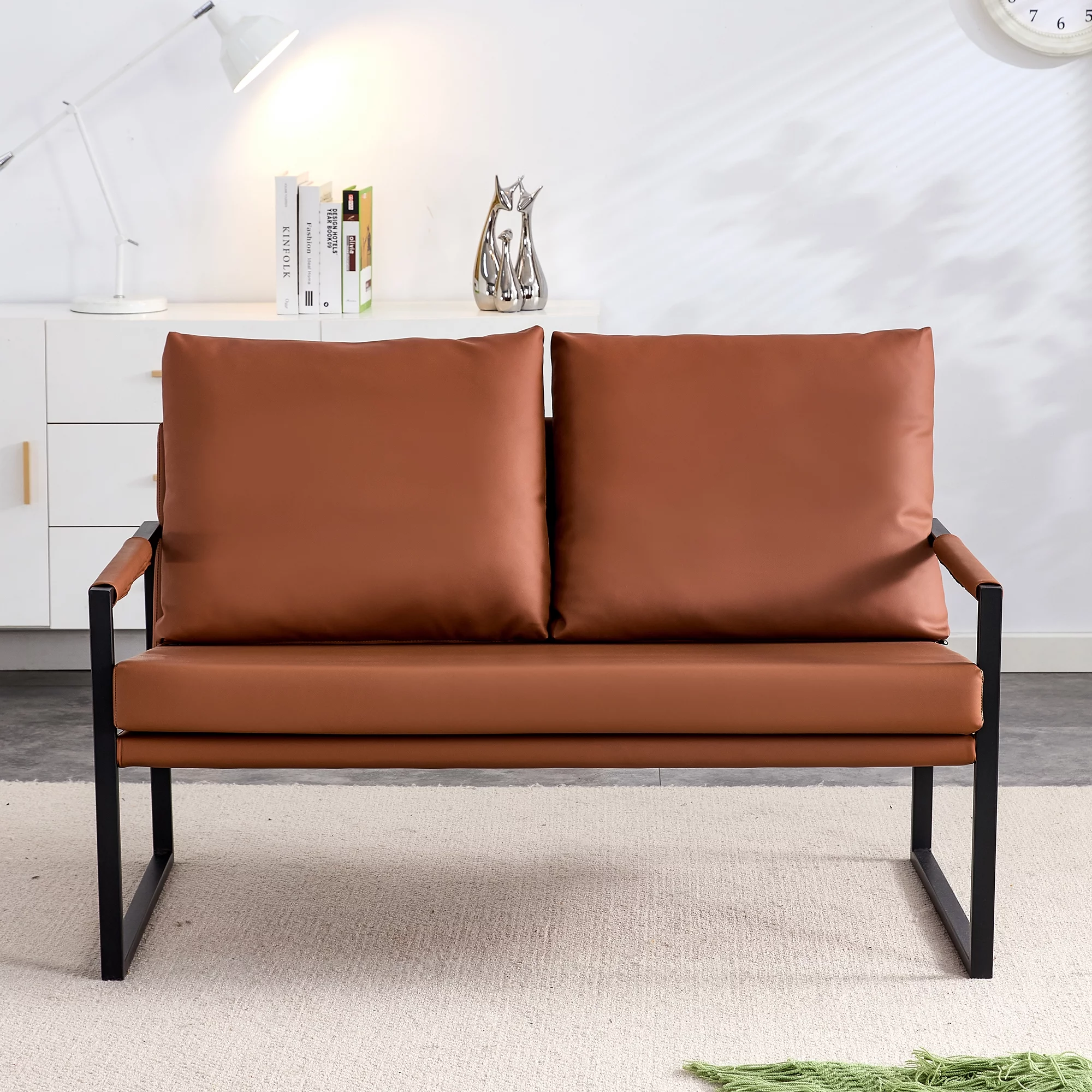 Moderne to-personers sofa i brunt kunstlæder med 2 hynder – Komfort og design