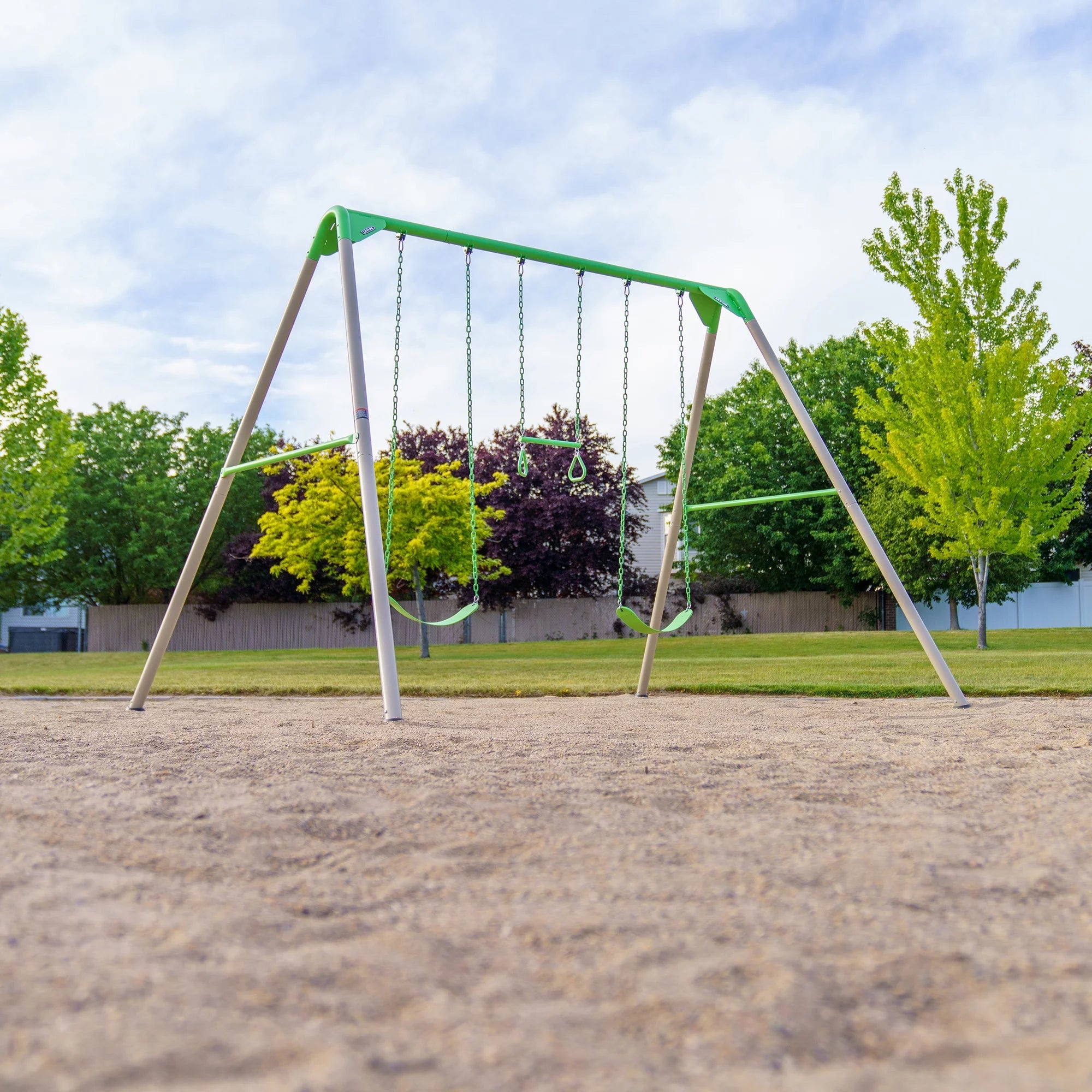 Portique en métal Lifetime pour enfants avec 2 balançoires à ceinture et barre trapèze – 2,7 m (91206)