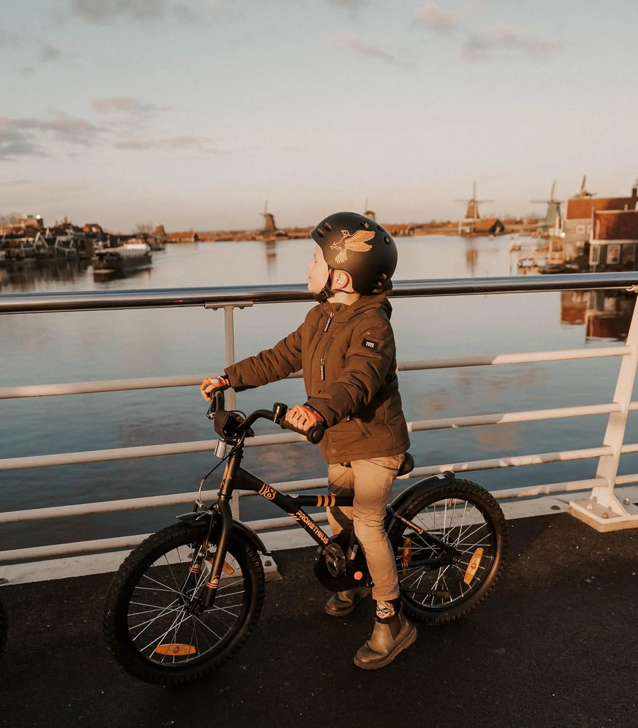 2025 18-tommer børnecykel. Matsort og orange. Fra 5 år.