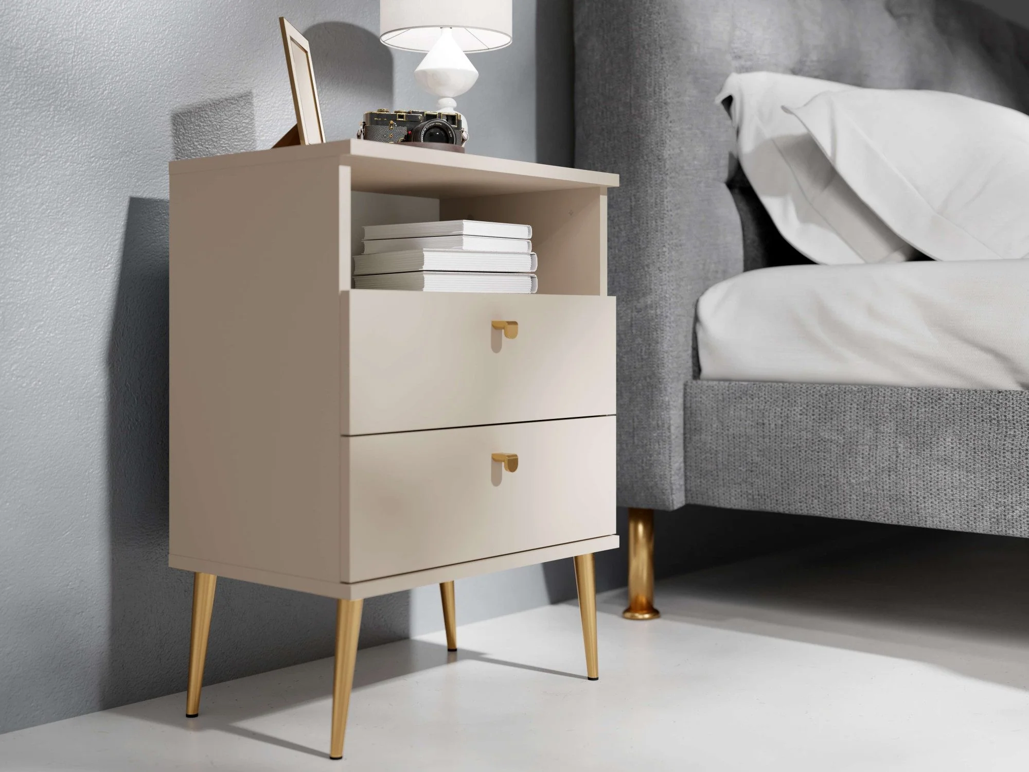 Table de chevet Elyria au design beige élégant, poignées en métal, 50 cm