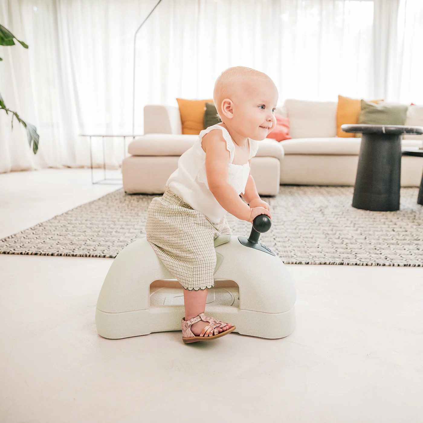 2025 Scoot and Ride Min Første 3-i-1 Gåvogn og Scooter, Sandfarvet