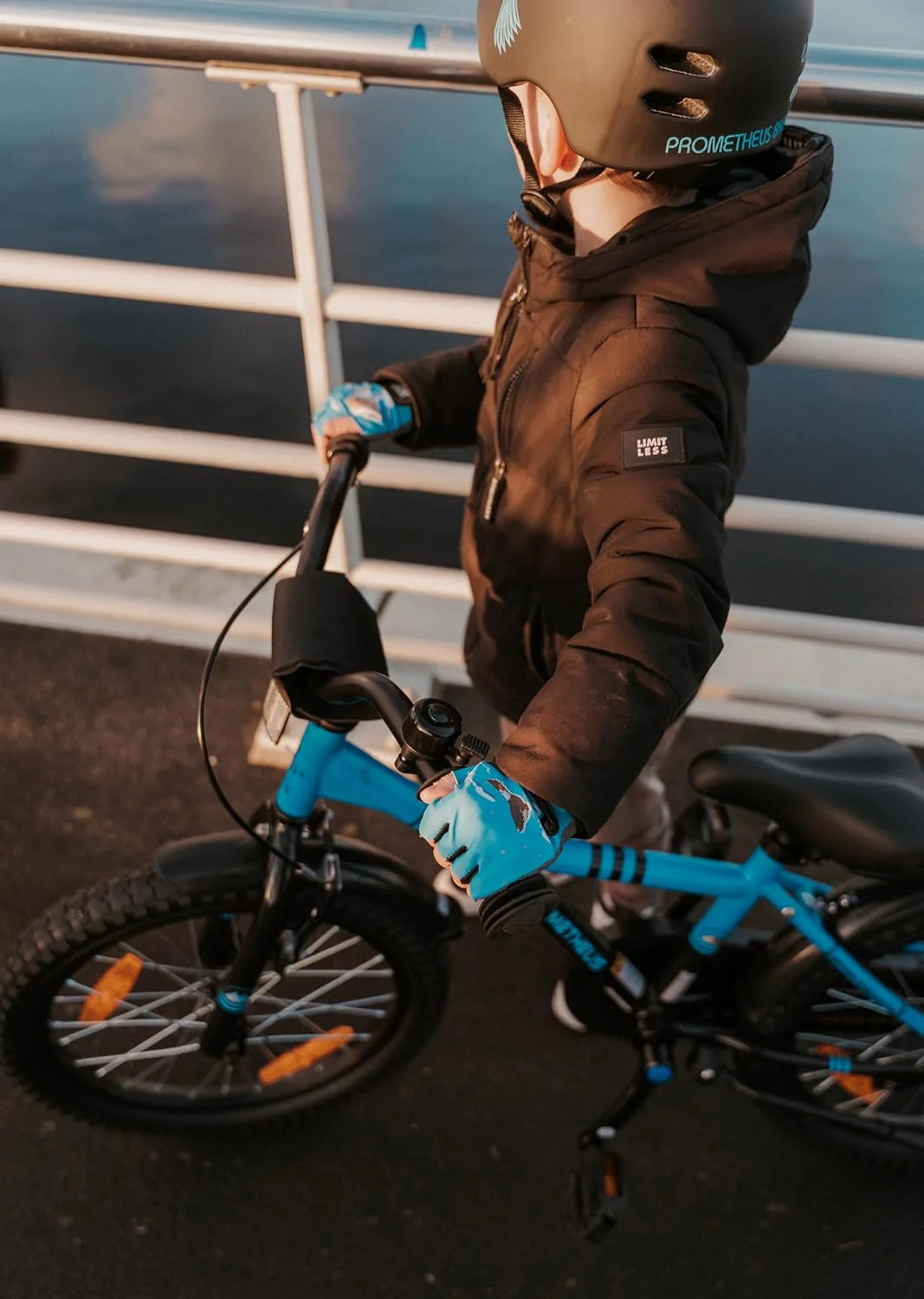 Vélo enfant 2025 de 16 pouces avec stabilisateurs amovibles. Pour les enfants de 4 à 5 ans. Bleu et noir.