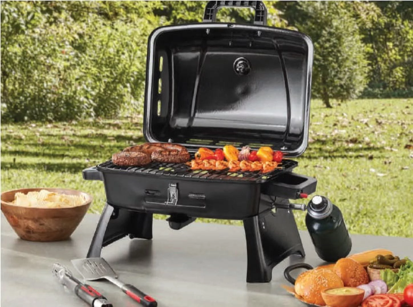 Barbecue portable au propane Ozark Trail avec 1 brûleur et plaque de cuisson interchangeable.