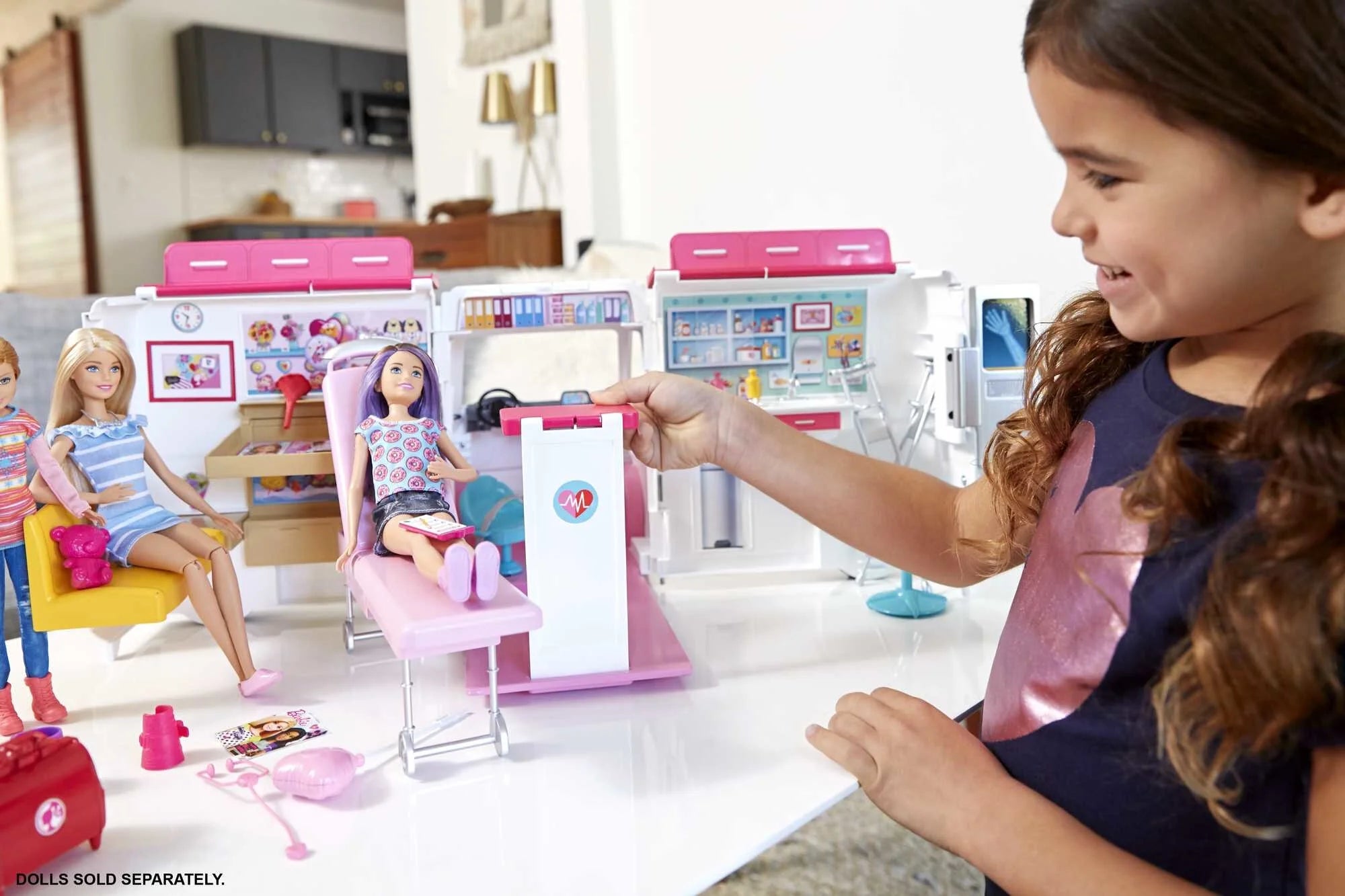 Barbie Clinique de soins 2 en 1 - Coffret de jeu amusant pour les enfants de 3 ans et plus