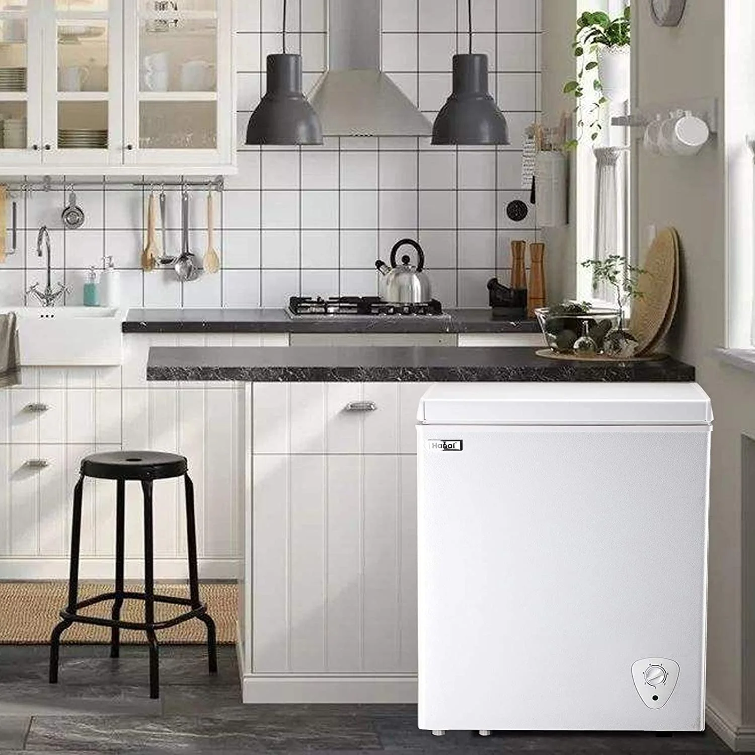 WANAI 5.0 Cubic Chest Freezer, Compact Deep Freezer with Top Open Door and Removable Storage Basket, 7 Gears Temperature Control, Energy Saving, for Office Dorm or Apartment