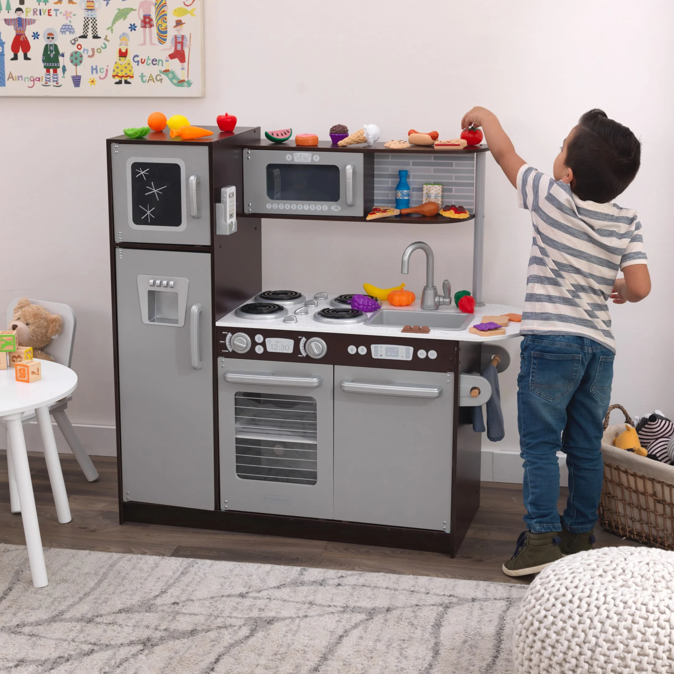 Cuisine en bois KidKraft Uptown Espresso 2025 avec 30 accessoires alimentaires ludiques