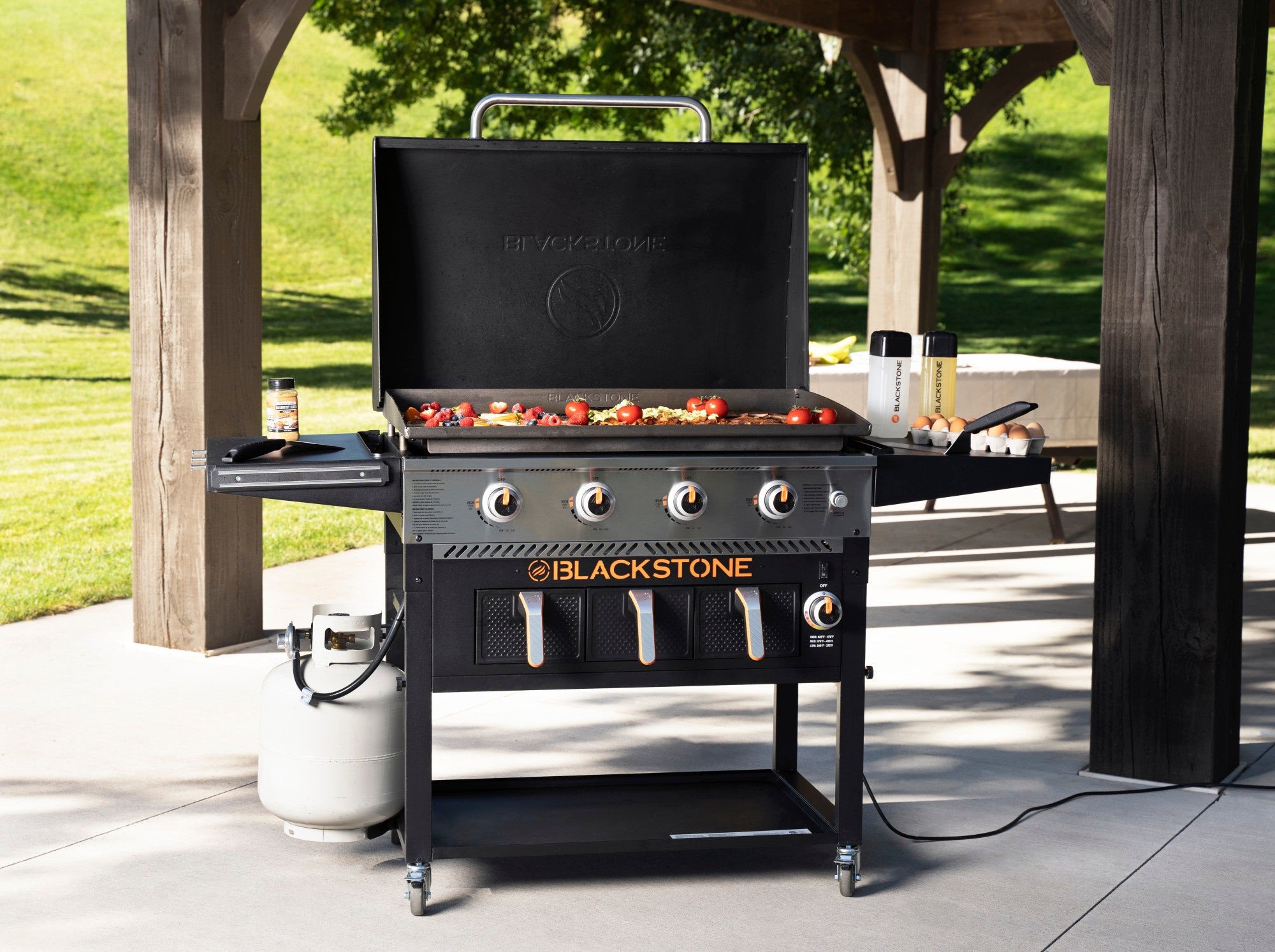 2025 Blackstone 36" stegepande med 4 brændere. Airfryer og låg