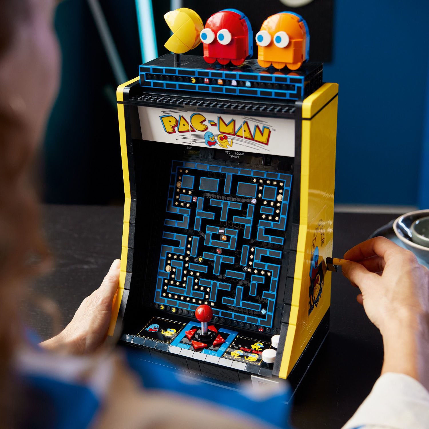 LEGO Icons Arcade PAC-MAN Retro 10323 på siden