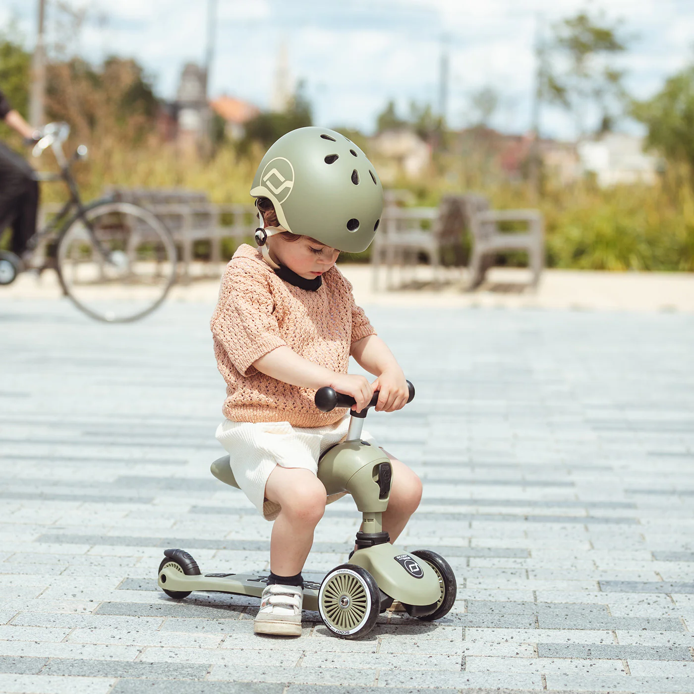 2025 Scoot and Ride 2-i-1 Pedalfri Cykel og Scooter – Highwaykick 1 – Oliven