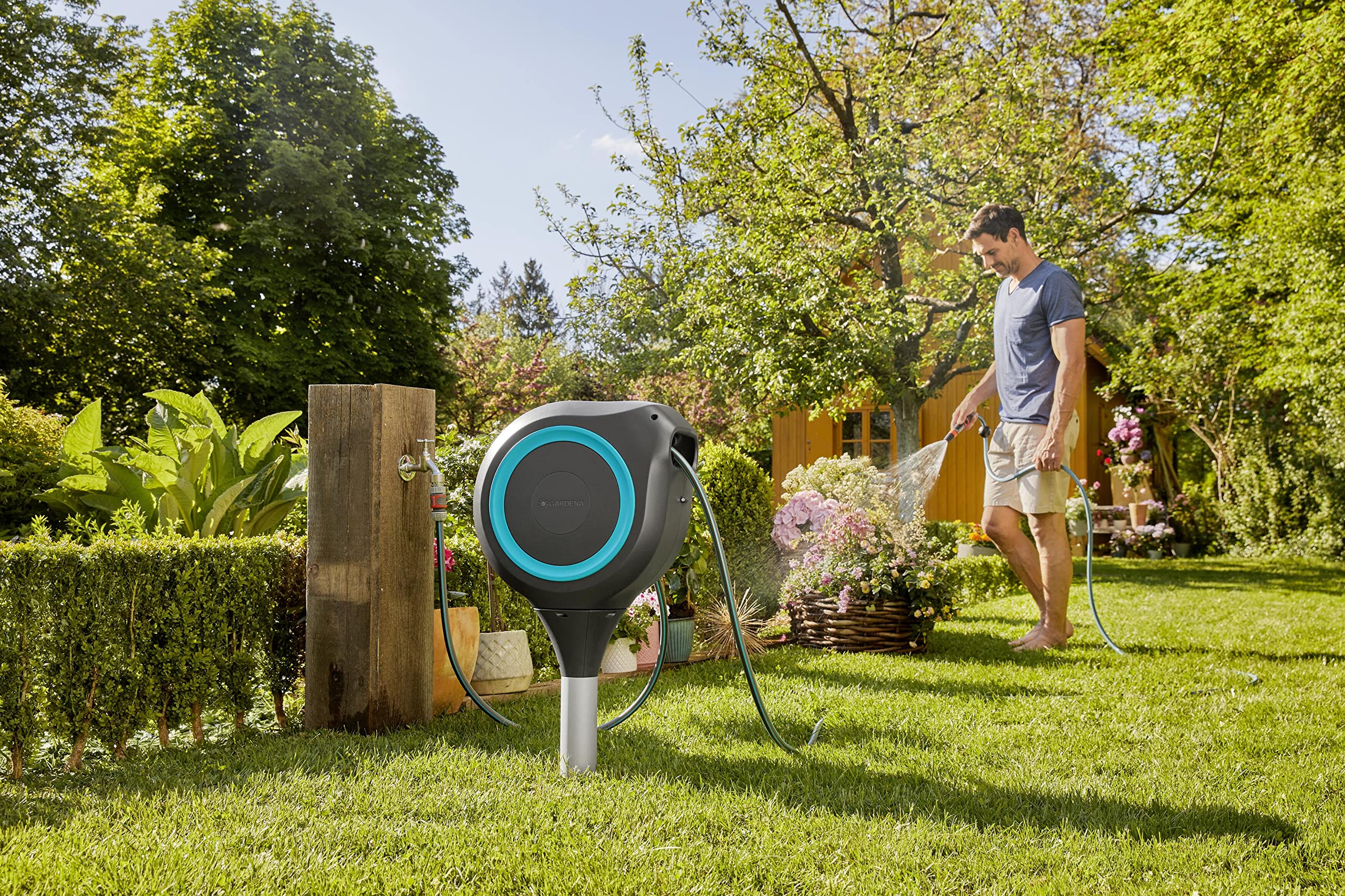 2025 Gardena RollUp M haveslangeopruller (turkis) 20 m: Roterende boks med integreret slangeføring. 20 m slange af høj kvalitet. Jordspyd og monteringsvejledning (18614-20)
