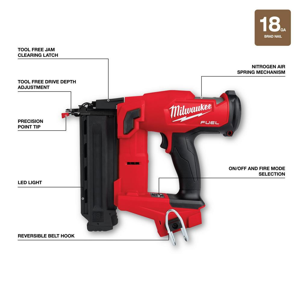 Ensemble combiné sans fil Milwaukee M18 FUEL 18 V sans balais (10 outils) avec 2 batteries de 5,0 Ah, 1 chargeur et 2 sacs à outils.