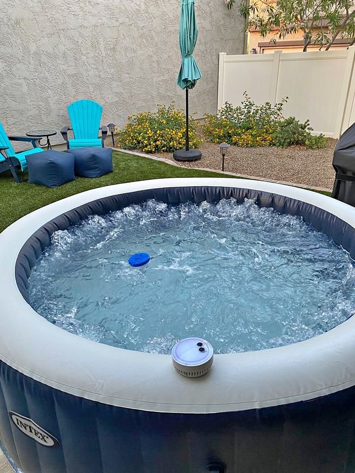 85 Portable inflatable hot tub for 6 people with 170 jets and heating pump