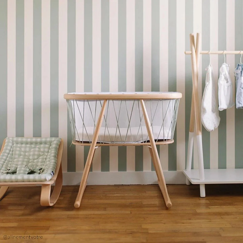 2025 KUMI Crib af Charlie Crane – innovativ. transparent. rund. hyggelig. åben plads. blid gyngeoplevelse. farverige snore. nem at samle. slidstærke materialer. certificeret.