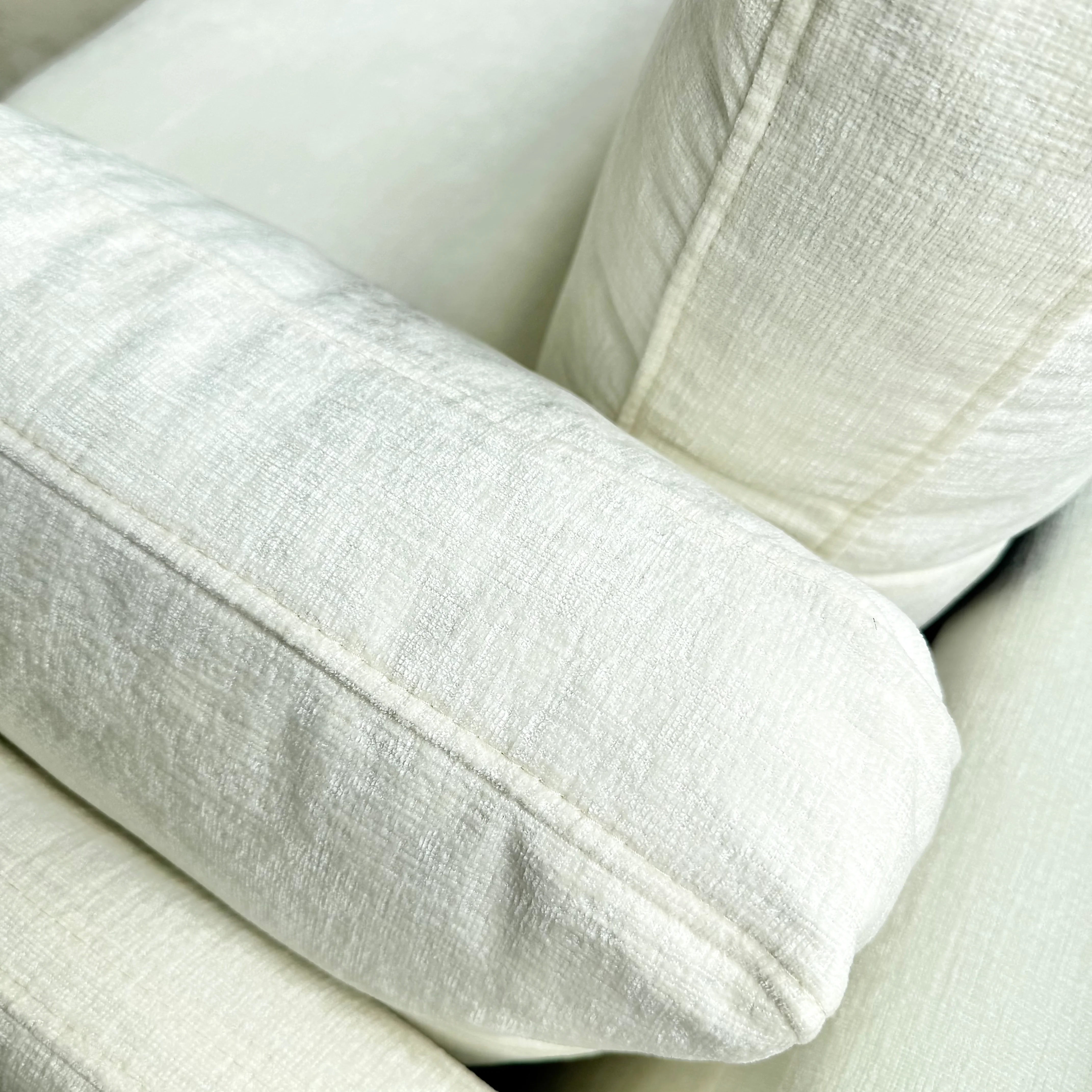 Sofa aus elfenbeinfarbenem Veloursstoff