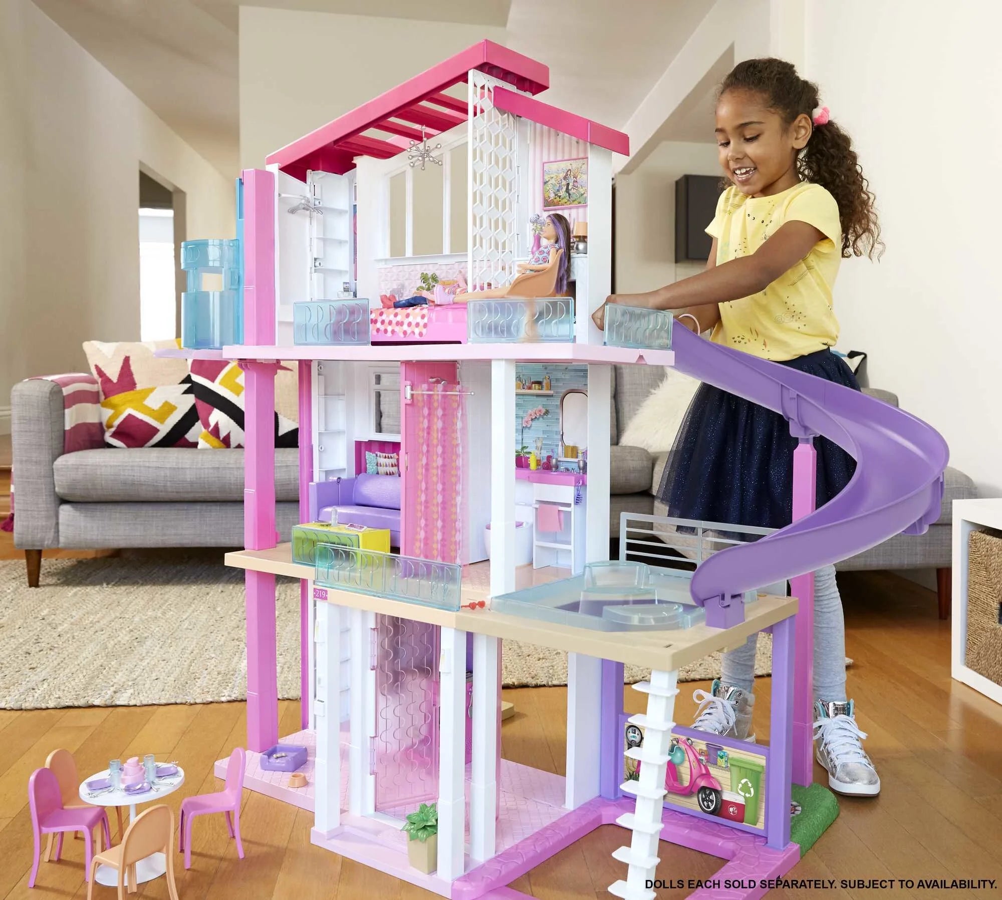 Maison de poupée Barbie DreamHouse avec plus de 70 accessoires, ascenseur fonctionnel, lumières et sons
