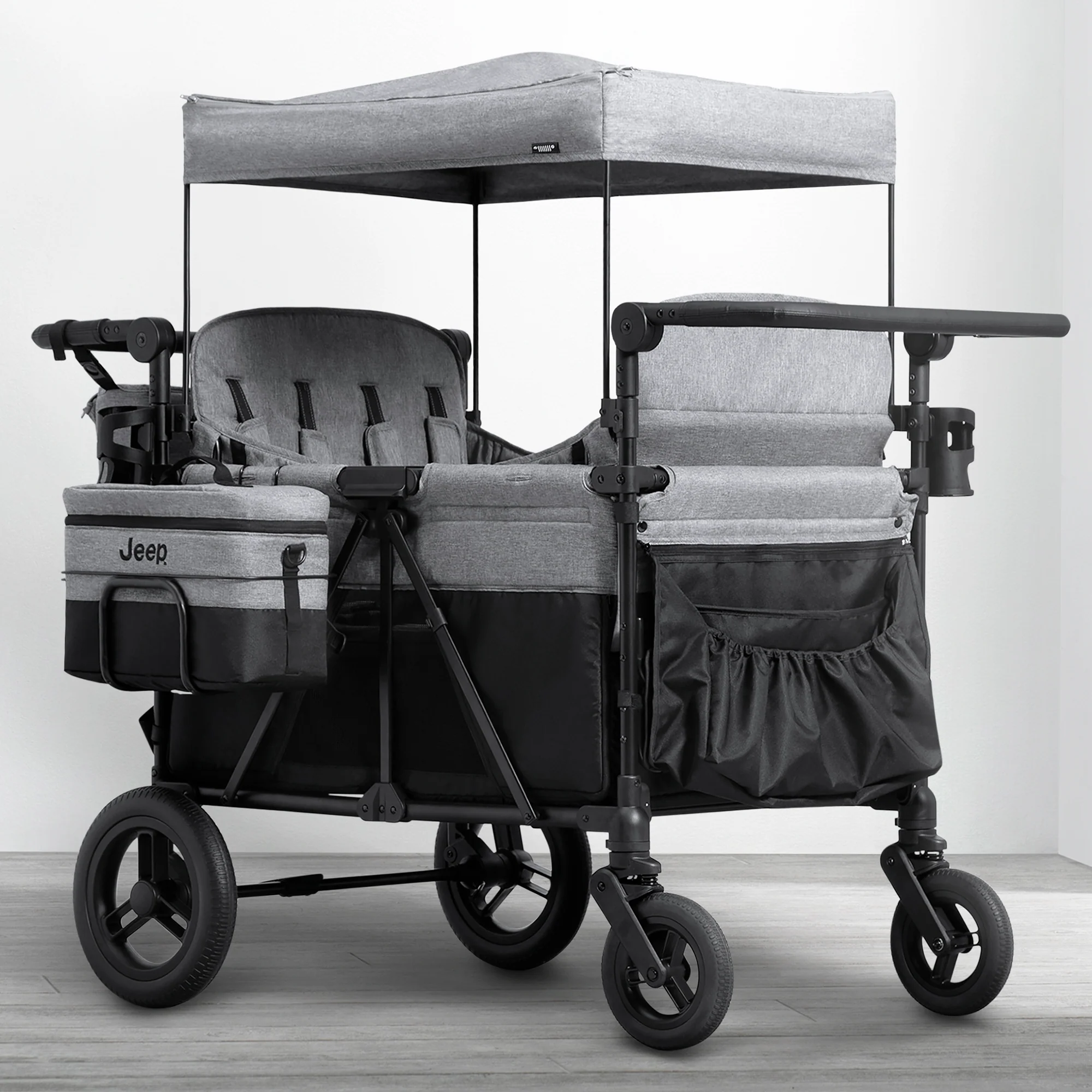 Jeep Wrangler Deluxe klapvogn til 4 børn – aftagelig kaleche. Isoleret taske. Modulære sæder. XXL-opbevaring. Punkteringssikre hjul. Justerbart styr.