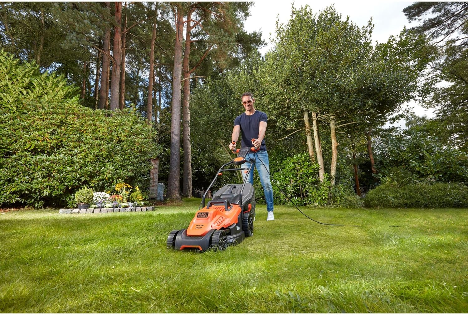 BLACK+DECKER BEMW471ES, 1600W elektrisk plæneklipper, 38 cm klippebredde, 6 justerbare klippehøjder (20, 30, 40, 50, 60 og 70 mm), EASYSTEER 3-positions håndtag