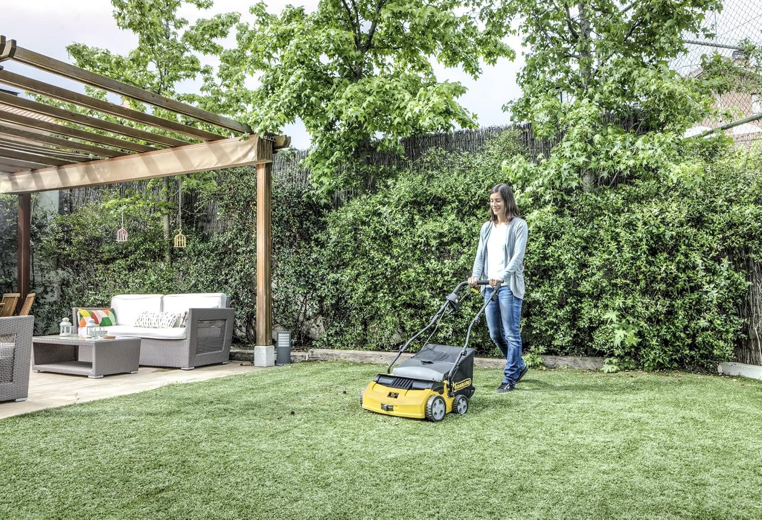 Garland Roll&Comb 502E-V19 - Elektrisk kunstgræsfejer/kammaskine med stikkontakt - 1.600 W effekt, 15,6 kg vægt, 40 cm arbejdsbredde med justerbar højde. 40 L opsamlingspose. Velegnet til overflader op til 350 m².