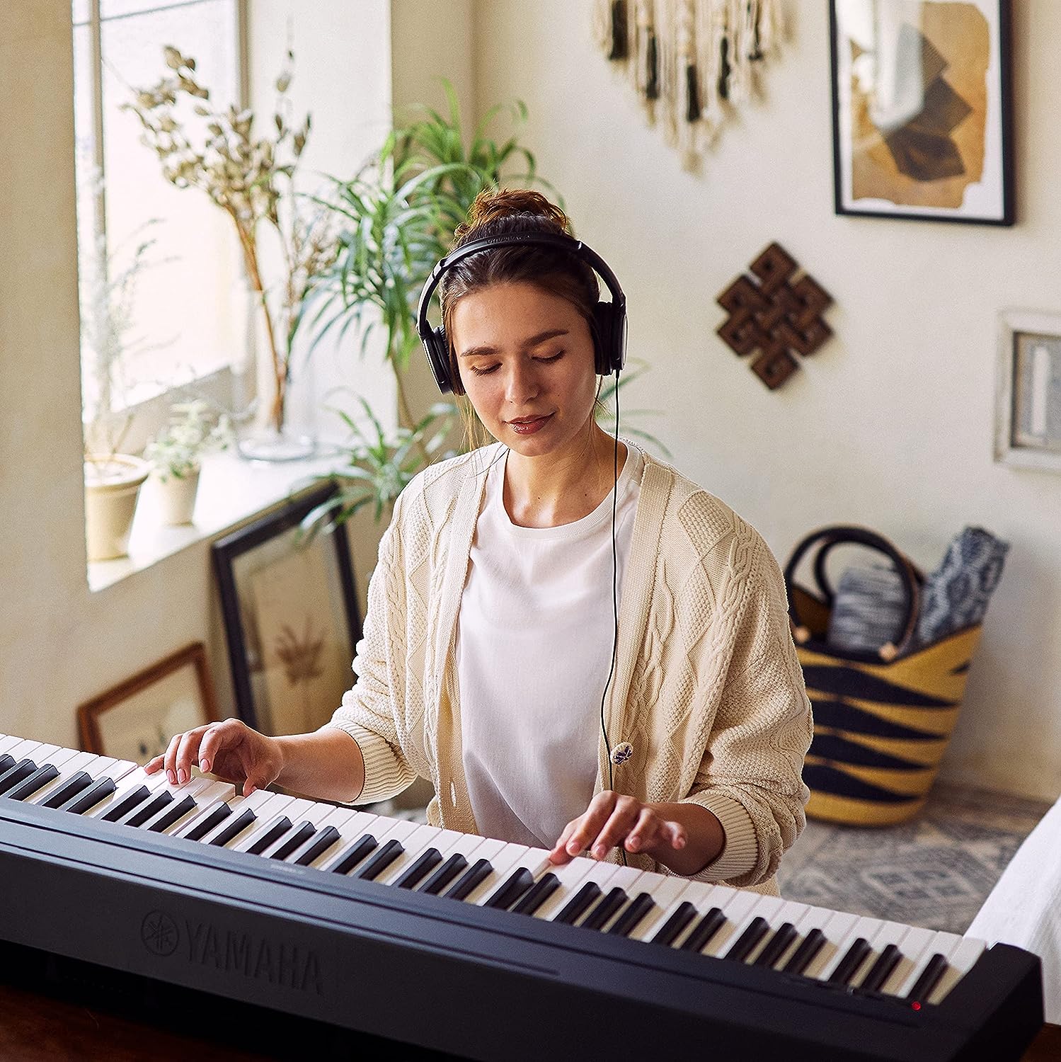 YAMAHA P-45B Digital Piano - Light and Portable Piano for Hobbyists and Beginners, in Black