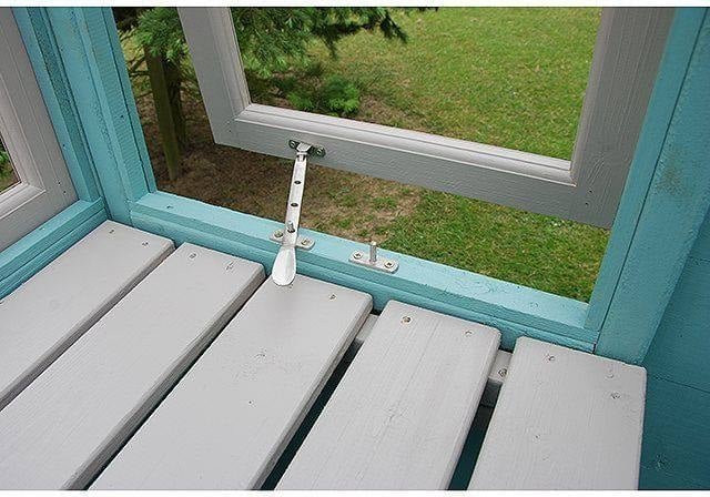 Wooden garden house measuring 3 x 3 m, open to the sun